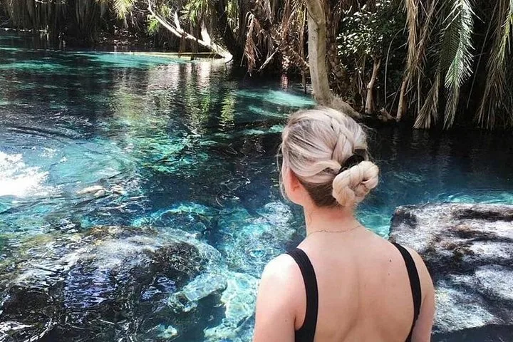 Eine Frau mit blonden Zöpfen blickt über die Chemka-Thermalquellen.